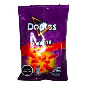 Paquete de tortillas de maíz enrolladas Doritos Dinamita 33g, ideal para snacks picantes.