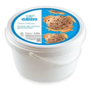 Balde de helado CRUFI 5L dulce de leche granizado, envase blanco con tapa azul y bochas de helado con granizado de chocolate.