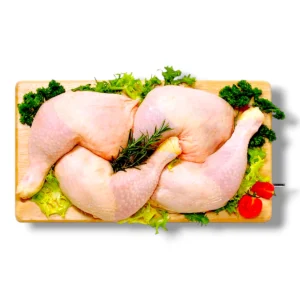 muslo de pollo kg fresco con hueso y piel en tabla de madera