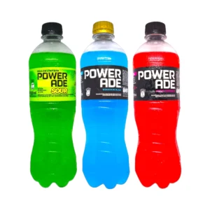 Tres botellas de Powerade 600mL en variedades Sour Manzana Verde (verde), Mountain Blast (azul) y Frutas Tropicales (rojo).