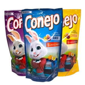 Suavizante Conejo 900ml en fragancias Relax, Caricias y Amor. Ropa extra suave y con perfume duradero para toda tu familia.